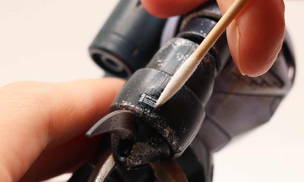 綿棒で余分な水分を拭く