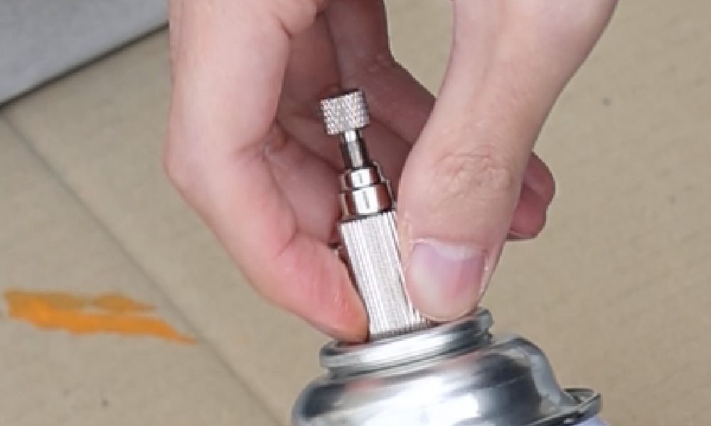 エア缶にバルブを接続