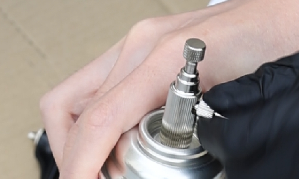 エア缶にエアホースを接続