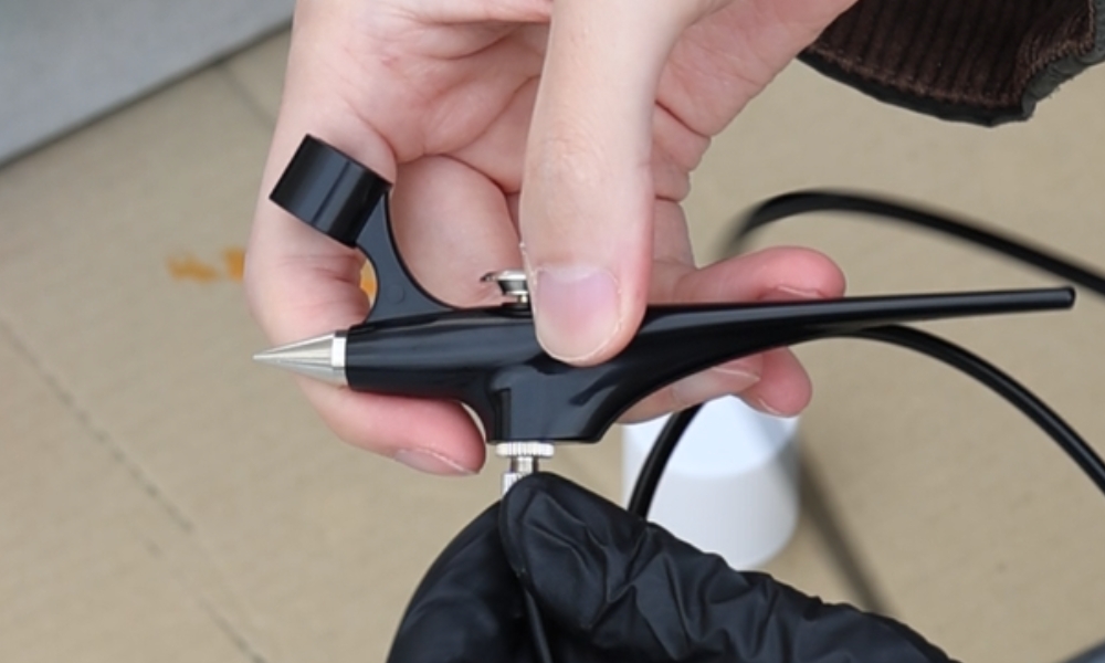 エアホースにエアブラシ本体を接続