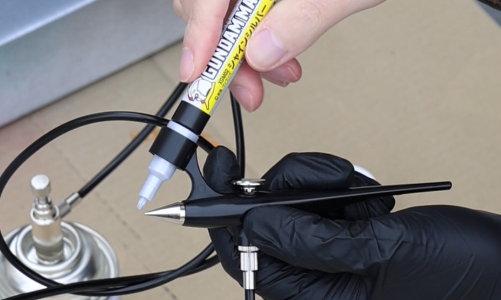 ガンダムマーカーをエアブラシ本体にセット