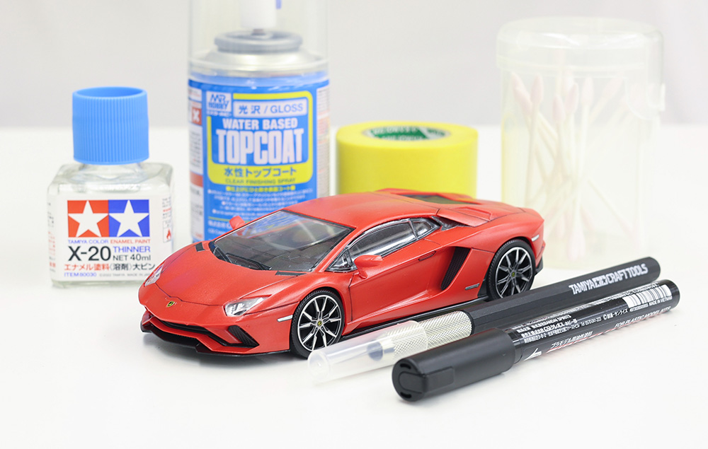 完成車体と道具（マーカー、溶剤、綿棒、ナイフ、マステ）