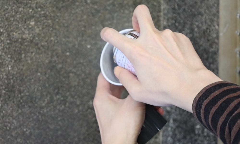 使い捨て容器にスプレー