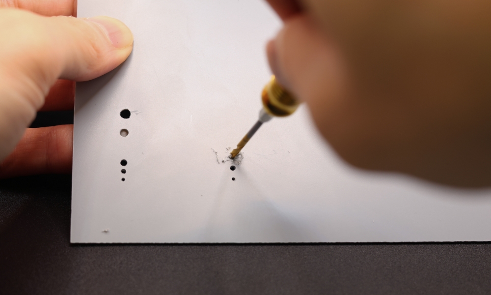 ピンバイスで穴あけ