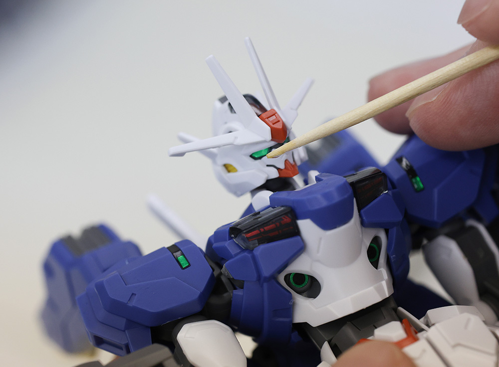 ガンプラに接着剤を盛る