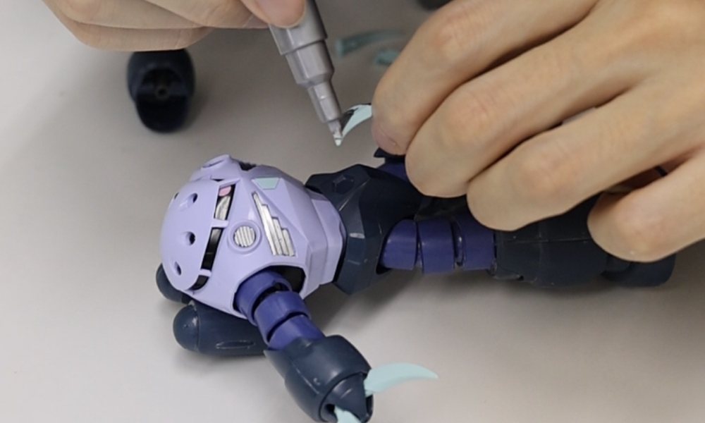 ガンダムシルバーで塗装