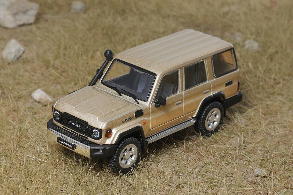 1/64 トヨタ Land Cruiser 70 - (LHD) - ゴールド