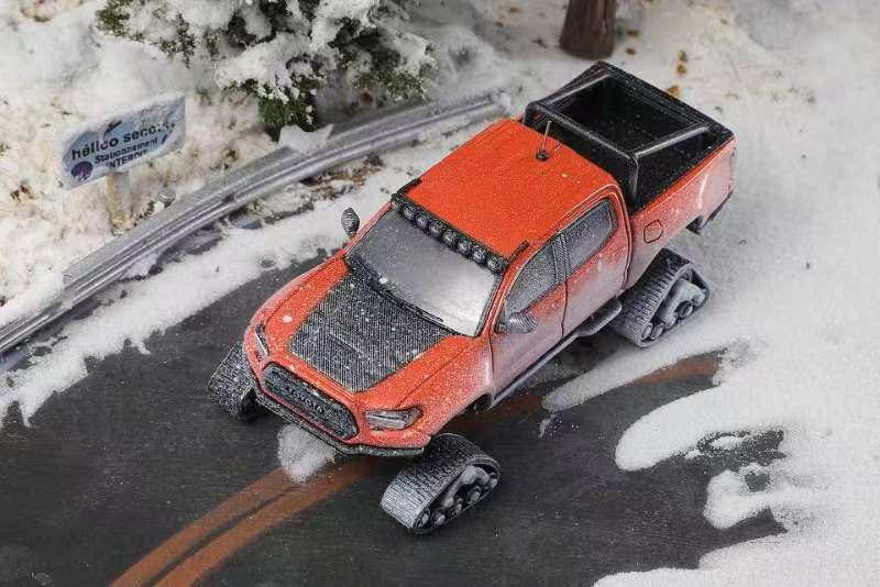 1/64 トヨタ TACOMA 2022 - スキーバージョン / アクセサリー付 オレンジ/スノーフレークパターン