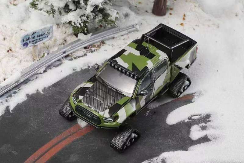 1/64 トヨタ TACOMA 2022 - スキーバージョン / アクセサリー付 グリーン / カモフラージュ