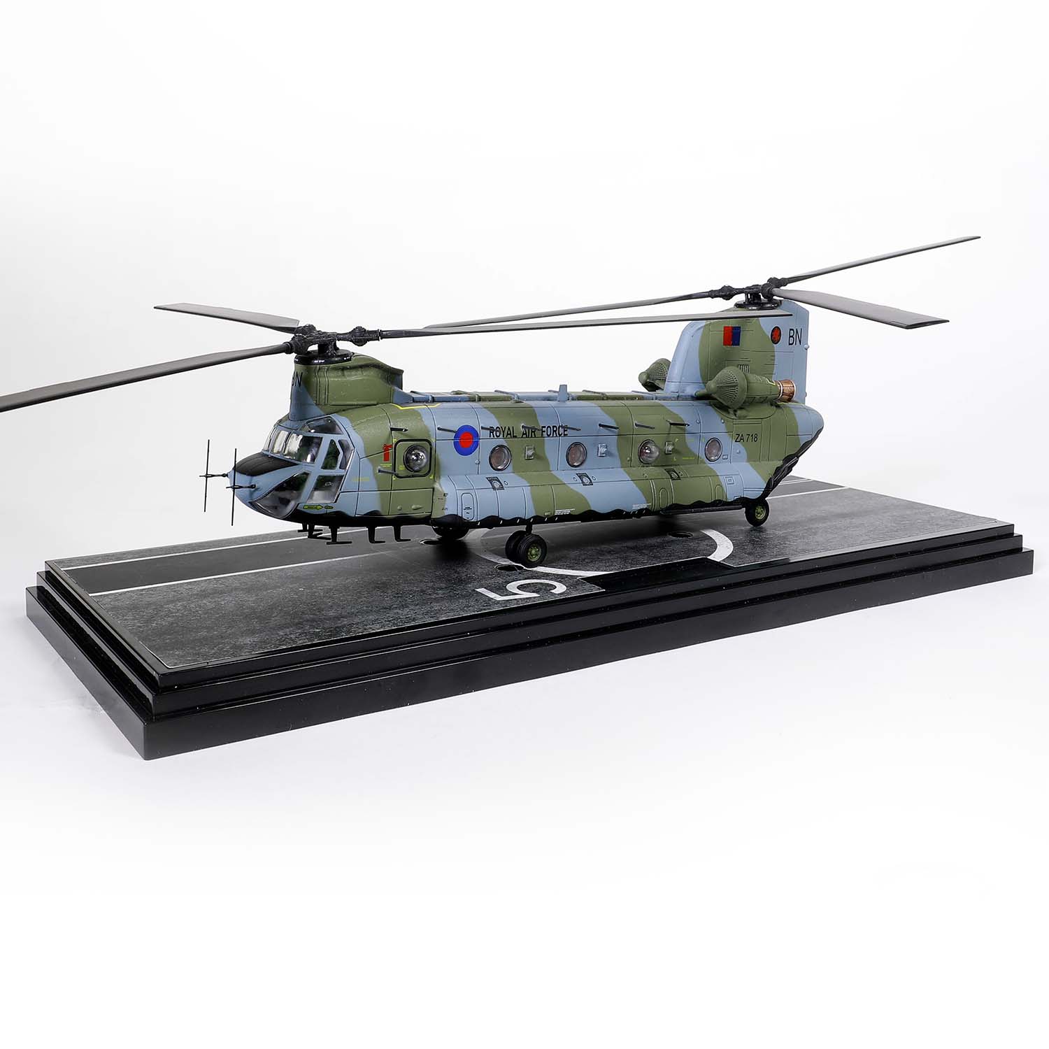 1/72 イギリス空軍 大型輸送ヘリコプター CH-47 HC.1 チヌーク 完成品