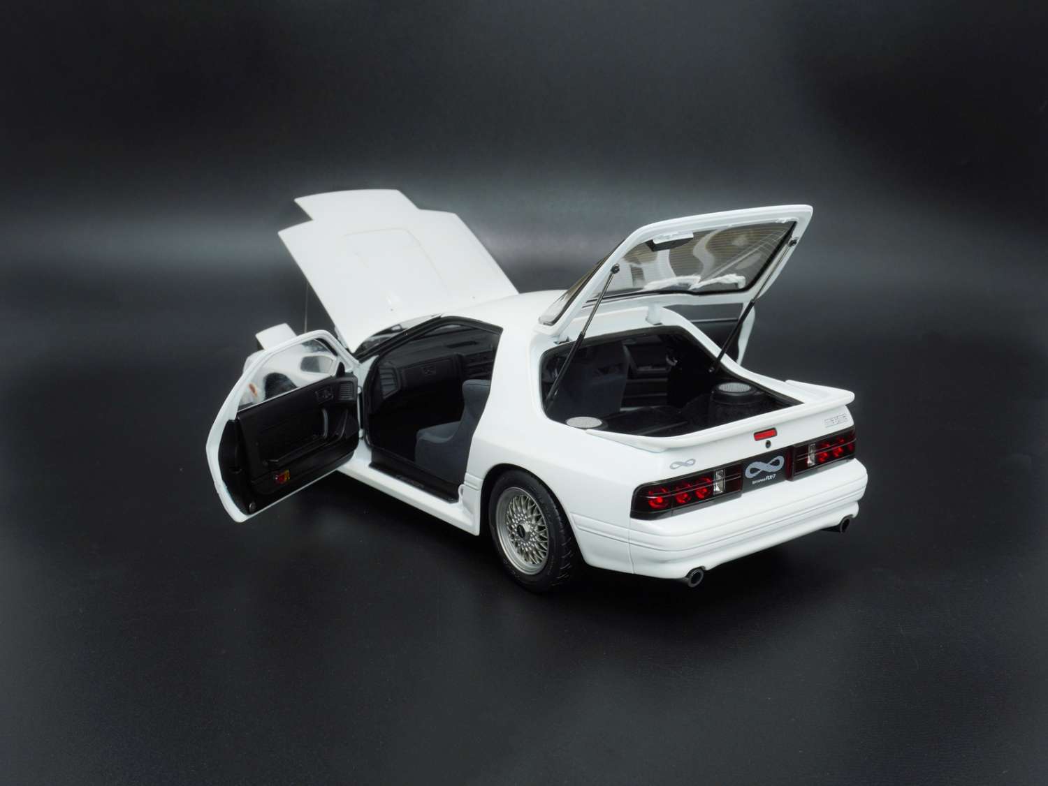 1/18 MAZDA SAVANNA RX-7 FC INFINI -RHD-ホワイト【WA18-04-02